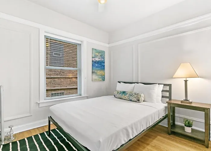 Convenient 2br Close To Shops, Dining, Loyola - Lunt 2s Apartment Chicago