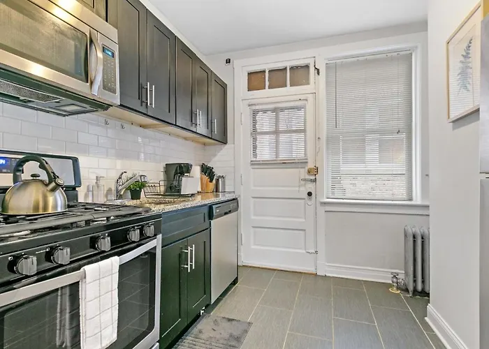 Apartment Convenient 2br Close To Shops, Dining, Loyola - Lunt 2s