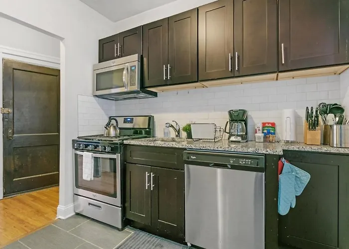 Convenient 2br Close To Shops, Dining, Loyola - Lunt 2s Apartment Chicago