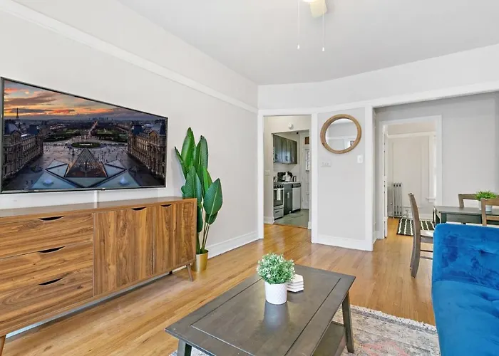 Convenient 2br Close To Shops, Dining, Loyola - Lunt 2s