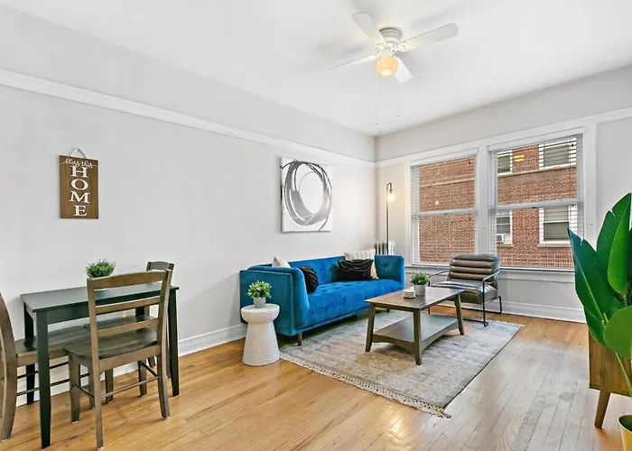 Convenient 2br Close To Shops, Dining, Loyola - Lunt 2s Apartment *