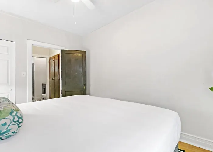 Convenient 2br Close To Shops, Dining, Loyola - Lunt 2s