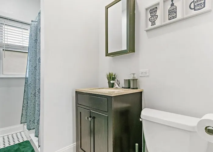 Convenient 2br Close To Shops, Dining, Loyola - Lunt 2s Chicago