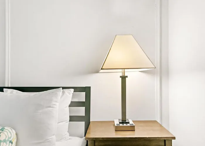 Convenient 2br Close To Shops, Dining, Loyola - Lunt 2s