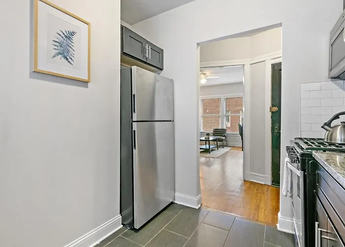 Convenient 2br Close To Shops, Dining, Loyola - Lunt 2s Apartment Chicago