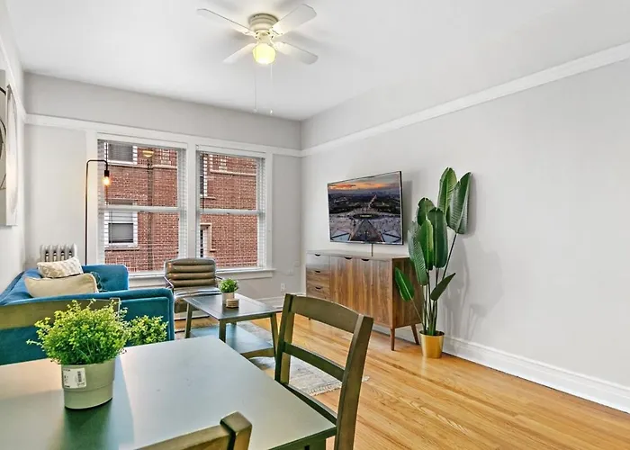 Convenient 2br Close To Shops, Dining, Loyola - Lunt 2s