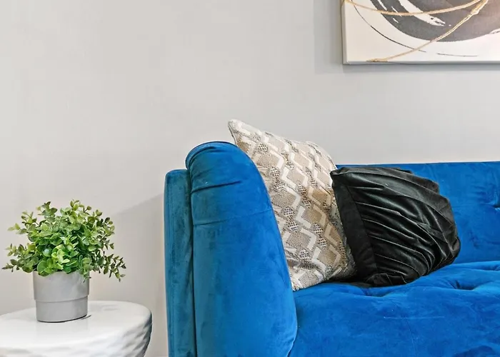 Convenient 2br Close To Shops, Dining, Loyola - Lunt 2s Apartment