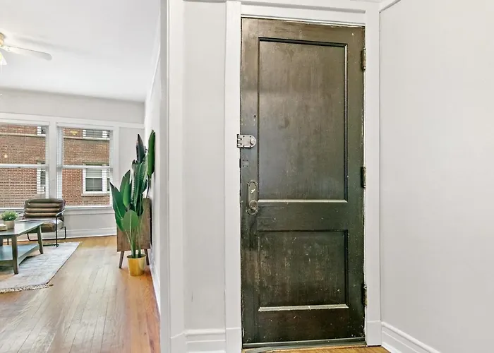 Convenient 2br Close To Shops, Dining, Loyola - Lunt 2s Apartment *